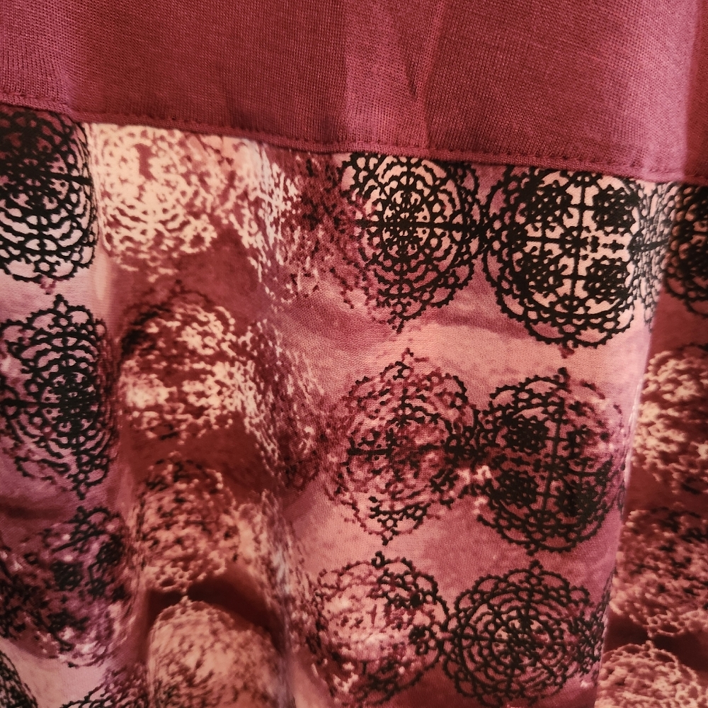 (4 For $20)EUC Simply Vera Wang Womens Burgandy print blouse.   Size M. - Picture 3 of 5